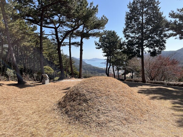 통영시 산양읍 박경리 묘소. 박경리는 2008년 5월 바다가 보이는 이곳으로 돌아왔다. /권영란 작가