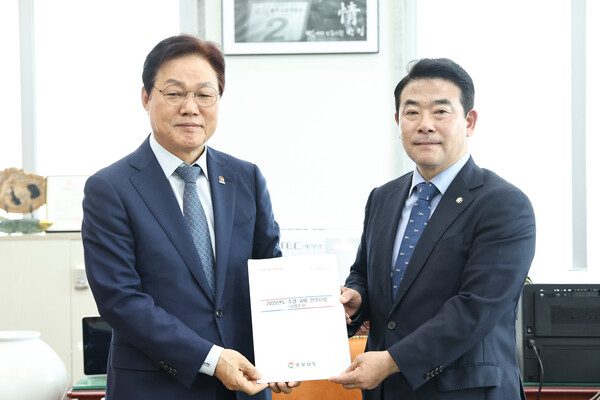 박완수 경남도지사가 24일 국회를 찾아 지역 현안 사업이 정부 추경 예산안에 반영될 수 있도록 박정 예산결산특별위원장과 면담하고 기념사진을 찍고 있다. /경남도