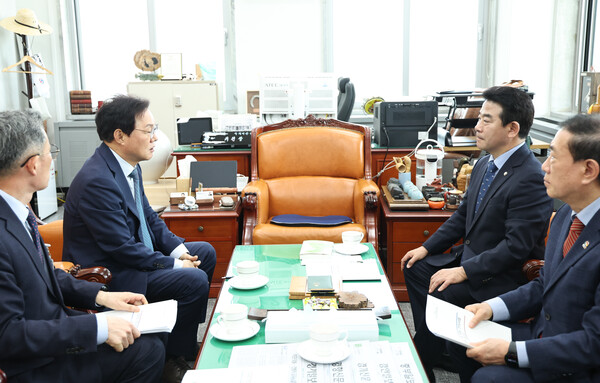 박완수 경남도지사가 24일 국회를 찾아 지역 현안 사업이 정부 추경 예산안에 반영될 수 있도록 박정 예산결산특별위원장과 면담하고 있다. /경남도