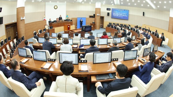 창원시의회가 24일 제142회 임시회 1차 본회의를 열고 '창원시정의 명예회복과 책임행정을 위한 임명직 자진사퇴 촉구 결의안', '법률·제규정 위반으로 창원시 재정에 심각한 리스크를 초래한 더불어민주당 허성무 전 시장 수사 촉구 건의안'을 다뤘다./창원시의회