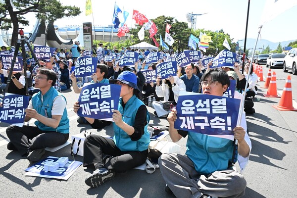 내란 완전 청산 경남 도민대회가 2025년 4월 26일 오후 창원종합운동장 만남의 광장에서 열렸다. 참가자들이 피켓을 들고 구호를 외치고 있다. /김구연 기자