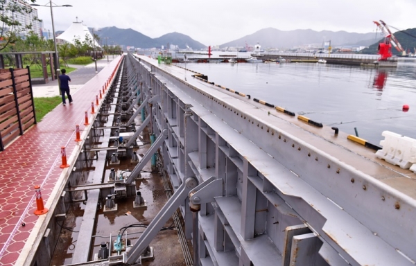 제11호 태풍 힌남노가 한반도를 향해 북상 중인 2022년 9월 5일 오후 창원시 마산합포구 마산장어구이 거리 앞 바닷가에 누워 있던 차수벽이 세워져 있다. /김구연 기자