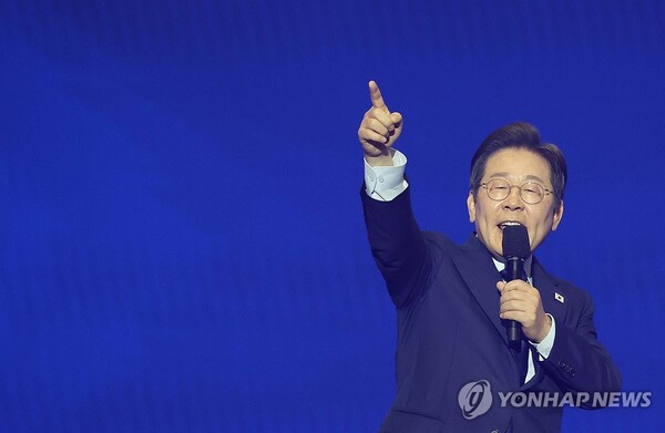 더불어민주당 대선 후보로 선출된 이재명 후보가 27일 경기 고양시 킨텍스에서 열린 '제21대 대통령선거 후보자 선출을 위한 수도권·강원·제주 경선 및 최종 후보자 선출 대회'에서 수락 연설하고 있다. /연합뉴스