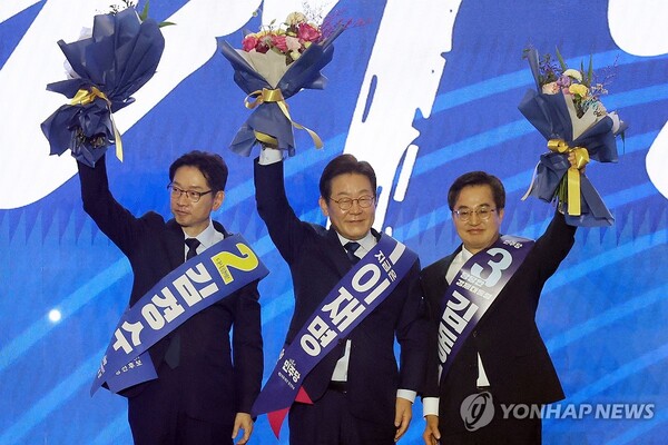 더불어민주당 이재명 대선 경선 후보가 27일 경기 고양시 킨텍스에서 열린 '제21대 대통령선거 후보자 선출을 위한 수도권·강원·제주 경선 및 최종 후보자 선출 대회'에서 최종 후보로 확정된 뒤 김경수·김동연 후보와 기념촬영 하고 있다. /연합뉴스