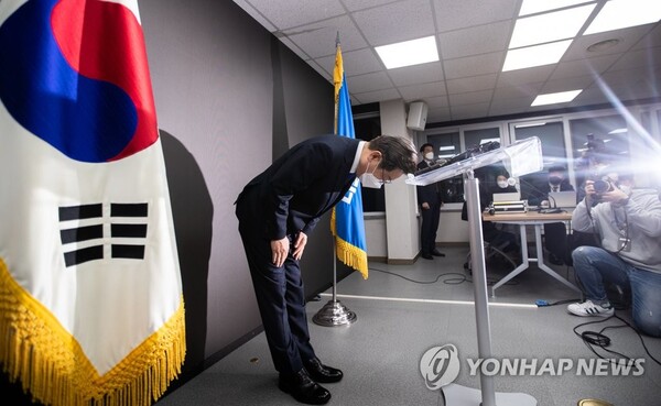 2022년 3월 10일 더불어민주당 이재명 대선 후보가 서울 여의도 더불어민주당 당사에서 패배 승복 기자회견을 마친 뒤 인사하고 있다. /연합뉴스