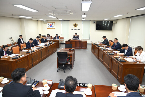 경남도의회 기획행정위원회가 25일 박민원 국립창원대학교 총장과 간담회를 가지고 있다. /경남도의회 