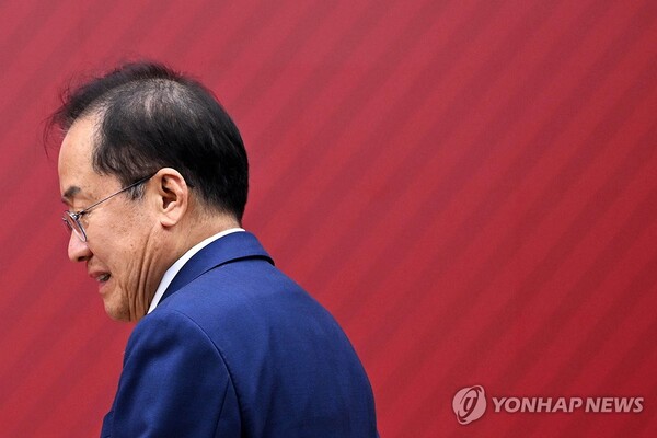 29일 서울 여의도 국민의힘 당사에서 열린 제21대 대통령 후보자 국민의힘 3차 경선 진출자 발표 행사에서 경선에 탈락 후 정계은퇴 의사를 밝힌 홍준표 후보가 발표장에서 나가고 있다. /연합뉴스