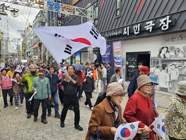 3.15의거학생동지회 주최로 지난 19일 창원시 마산합포구 창동에서 과거 3.15의거 시위가 있었던 거리를 걷는 행사가 열렸다. 행진은 3.15의거 발원지~마산시민극장~3.15의거기념탑 순으로 이어졌다. 참석자들은 걷는 과정에서 민주주의를 훼손한 내란 우두머리 혐의 피의자 윤석열 전 대통령을 옹호하는 목소리를 내기도 했다. /최석환 기자 