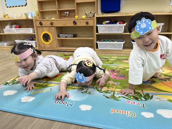 아이들이 애벌레 흉내를 내며 환하게 웃고 있다. /박영희