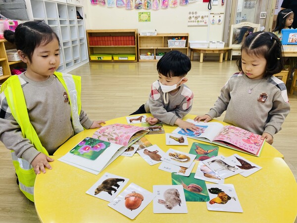 그림책을 놀이로 풀어내는 활동을 하는 아이들. /박영희