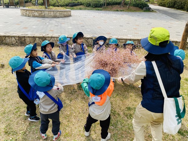 꽃잎과 여행 중인 아이들. /박영희