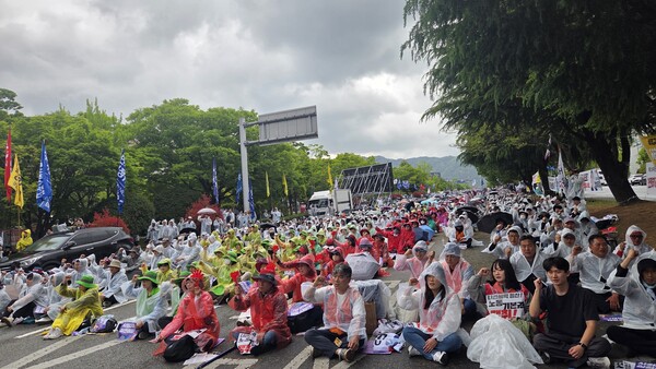 민주노총 경남지역본부는 1일 오후 창원 최윤덕 장상 앞에서 '내란세력 청산! 노동기본권 쟁취! 사회대개혁 실현! 2025년 세계노동자 전국노동자 경남대회'를 개최했다. 비가 오는 날씨에도 노동자들이 우비를 쓰고 팔뚝질을 하고 있다. /안지산 기자