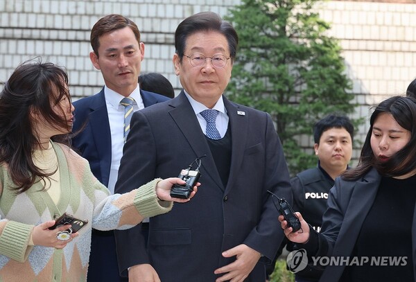 더불어민주당 이재명 대표가 8일 서울 서초구 서울중앙지법에서 열린 '대장동 배임·성남FC 뇌물' 1심 속행 공판에 출석하고 있다. /연합뉴스