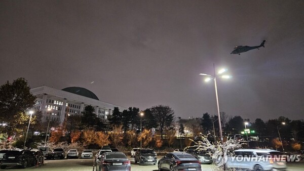 지난해 12월 3일 오후 국회의사당 상공에 헬기가 떠다니고 있다. /제휴뉴스 