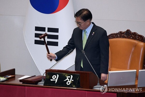 2024년 12월 4일 새벽 서울 여의도 국회 본회의에서 우원식 국회의장이 의사봉을 두드리고 있다. 이날 국회의원 190명이 계엄 해제에 찬성했다. /제휴뉴스 
