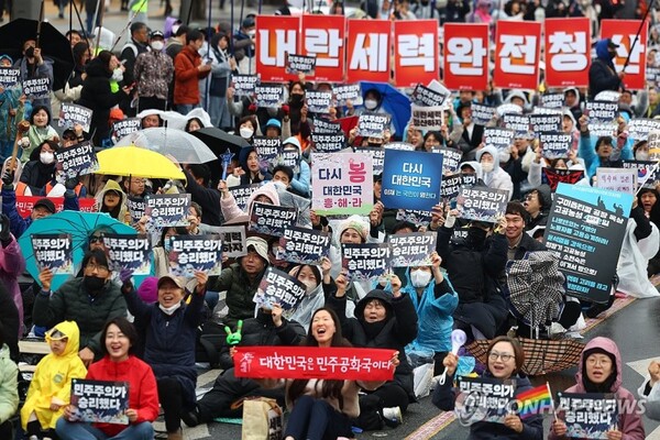 헌법재판소가 윤석열 전 대통령의 파면을 선고한 다음날인 4월 5일 서울 종로구 광화문 앞에서 윤석열 즉각퇴진·사회대개혁 비상행동 주최로 열린 '승리의날 범시민대행진' 집회에서 참가자들이 구호를 외치고 있다.  /제[휴뉴스 