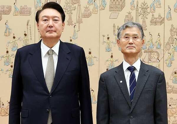 윤석열 대통령이 2023년 12월 8일 서울 용산 대통령실 청사에서 조희대 신임 대법원장에게 임명장을 수여한 뒤 기념 촬영을 하고 있다. /연합뉴스