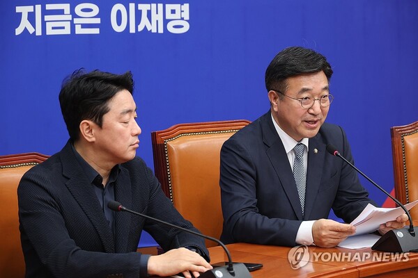 5일 서울 여의도 국회에서 더불어민주당 윤호중(오른쪽) 총괄선대본부장이 기자간담회를 하고 있다. /연합뉴스