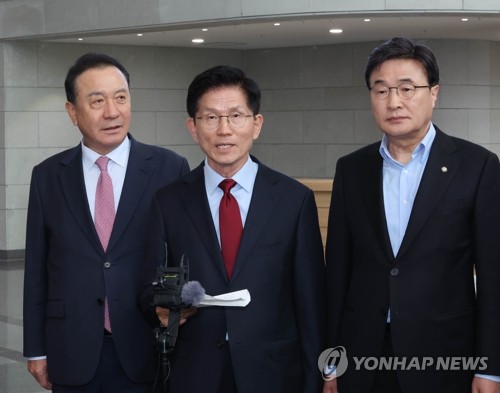 국민의힘 김문수 대선 후보가 6일 아시아태평양경제협력체(APEC) 회의장인 경북 경주시 경주화백컨벤션센터에서 취재진의 질문에 답하고 있다. 김 후보 양 옆으로는 초선·재선 대표인 엄태영·김대식 의원.  /연합뉴스