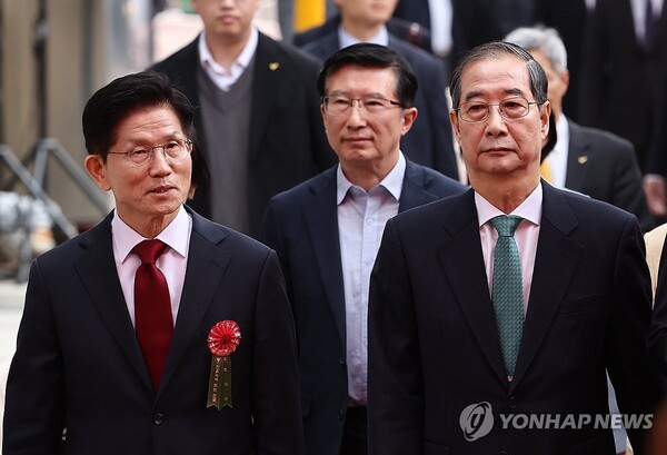 국민의힘 김문수 대선 후보(왼쪽)와 무소속 한덕수 대선 예비후보가 5일 서울 종로구 조계사에서 열린 불기 2569년 부처님오신날 봉축법요식에 참석하고 있다. /연합뉴스