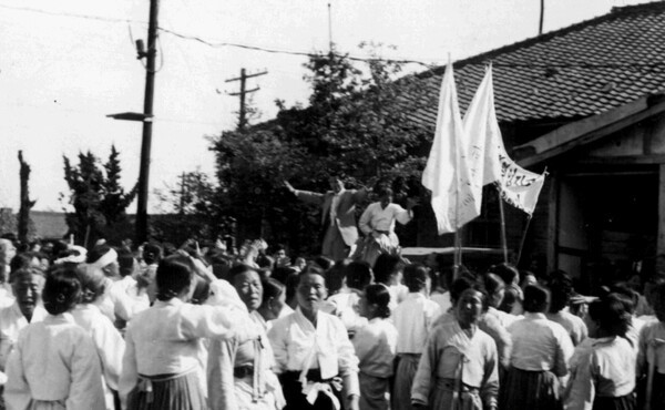 마산경찰서에 진입해 "이승만 대통령 물러가라"라며 시위 중인 할머니들. /3.15의거기념사업회