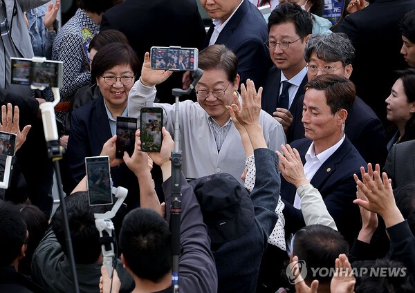 더불어민주당 이재명 대선 후보가 7일 전북 익산시 대한노인회 익산시지회에서 열린 노인회 간담회에 참석하며 지지자 및 시민들에게 인사를 하고 있다. /연합뉴스