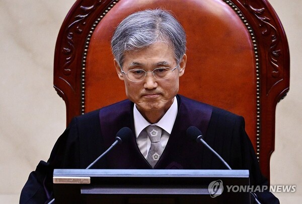 조희대 대법원장이 1일 서울 서초구 대법원에서 열린 더불어민주당 이재명 대선 후보의 공직선거법 위반 사건 상고심 선고에 참석, 입술을 다물고 있다. /연합뉴스