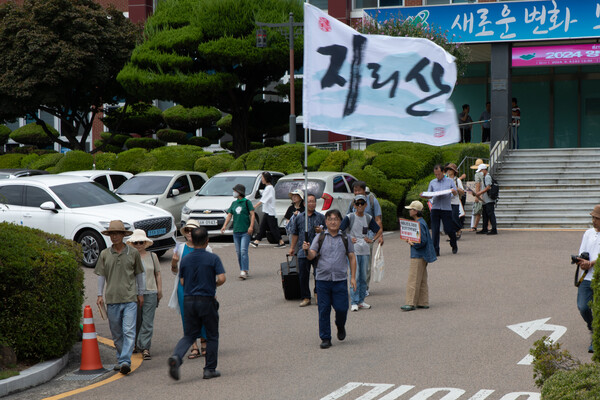 2004년 9월 2일 오전 지리산권 6개 시군 환경운동 관계자들이 산청읍내에서 케이블카 설치 반대 행진을 하고 있다. /정성인 기자