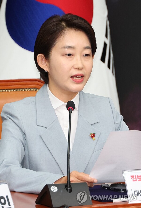  9일 서울 여의도 국회에서 열린 '광장대선연합정치시민연대-제정당 연석회의' 공동 선언 발표 기자회견에서 진보당 대선 후보인 김재연 상임대표가 출마를 포기하고 더불어민주당 이재명 대선 후보에 대한 지지의사를 밝히고 있다. /연합뉴스