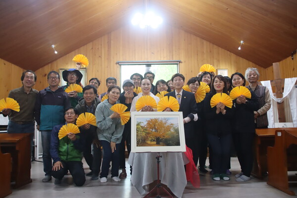 산불을 피해를 입은 하동군 옥종면 두양리 은행나무를 사랑하는 사람들이 9일 부활기원제를 지낸 후 기념 사진을 찍고 있다. /백솔빈 기자