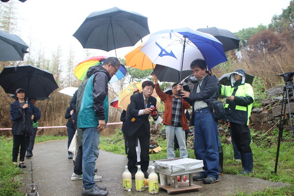 9일 열린 하동 옥종면 두양리 은행나무 부활 기원제에서 강석규 은열공파 대종회장이 은행나무에 막걸리를 올리고 있다. /백솔빈 기자