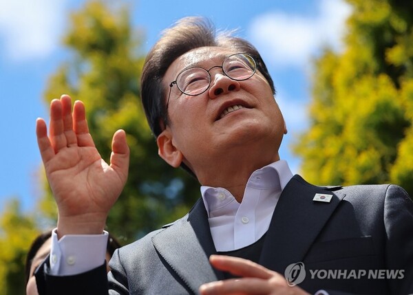 영남 신라벨트 골목골목 경청투어에 나선 더불어민주당 이재명 대선 후보가 10일 경남 함안군 가야전통시장을 찾아 즉흥 연설을 하고 있다./연합뉴스