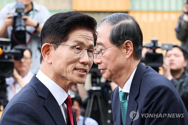 국민의힘 김문수 대선후보와 무소속 한덕수 대선 예비후보가 8일 서울 국회 사랑재에 위치한 커피숍에서 회동을 마친 후 인사하고 있다. /연합뉴스