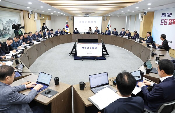 박완수 경남도지사가 지난해 11월 4일 도청 확대간부회의에서 세수 결손 우려를 말하고 있다. /경남도