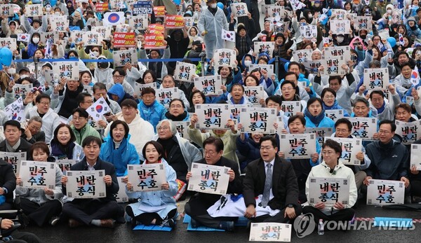 더불어민주당 이재명 대표 등이 3월 1일 서울 종로구 안국동 사거리에서 열린 '야 5당 공동 내란종식·민주헌정수호를 위한 윤석열 파면 촉구 범국민대회'에 참가하고 있다. 오른쪽부터 조국혁신당 김선민 대표 권한대행, 더불어민주당 박찬대 원내대표, 이재명 대표, 진보당 김재연 상임대표, 사회민주당 한창민 대표. /연합뉴스