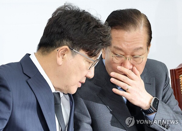 대화하는 권영세(오른쪽) 전 국민의힘 비상대책위원장과 권성동 원내대표. /연합뉴스