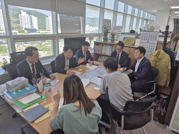 경남·부산·울산 시도지사가 대선을 앞두고 자치분헌 개헌 주요 과제에 '부울경 광역철도 건설'을 포함한 데 이어 담당 실국장들이 기획재정부와 국토교통부를 12일 방문해 예비타당성 조사 통과를 건의했다. /울산광역시