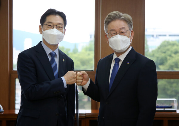 2021년 6월 17일 경남도청에서 김경수 경남도지사와 이재명 경기도지사가 만나 인사하고 있다. /경남도