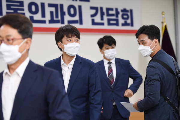 2021년 8월 3일 경남도의회 대회의실에서 이준석 국민의힘 대표가 '경남 언론인과의 간담회'를 마치고 간담회장을 나서고 있다. /경남도민일보 DB