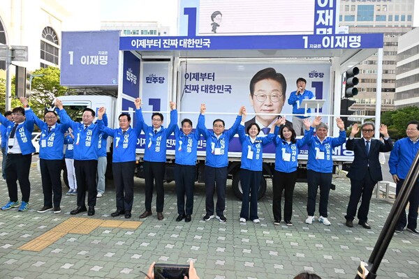 이재명 더불어민주당 대통령 후보 경남선거대책위원회가 12일 오후 창원시청 창원광장 인근에서 출정식을 하고 있다./김구연 기자 