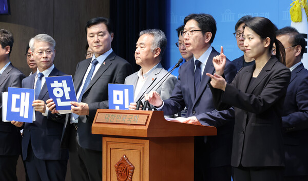 더불어민주당 김경수 총괄선거대책위원장이 13일 서울 여의도 국회 소통관에서 '진짜 대한민국' 선대위 국토공간혁신위원회 출범 기자회견에서 출범선언문을 낭독하고 있다. /연합뉴스