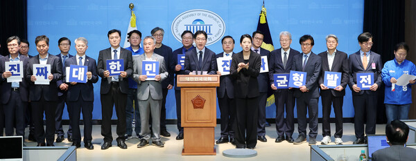 더불어민주당 김경수 총괄선거대책위원장이 13일 서울 여의도 국회 소통관에서 '진짜 대한민국' 선대위 국토공간혁신위원회 출범 기자회견에서 출범선언문을 낭독하고 있다. /연합뉴스