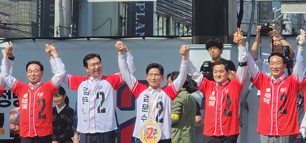 국민의 힘 김문수 대선 후보가 14일 오전 진주 광미사거리에서 국회의원들과 함께 유권자들에게 인사를 하고 있다. /허귀용 기자