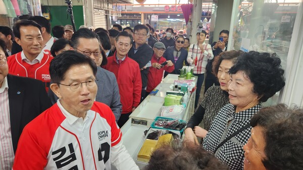 김문수 후보가 진주중앙시장 상인들과 대화를 나누고 있다. /허귀용 기자