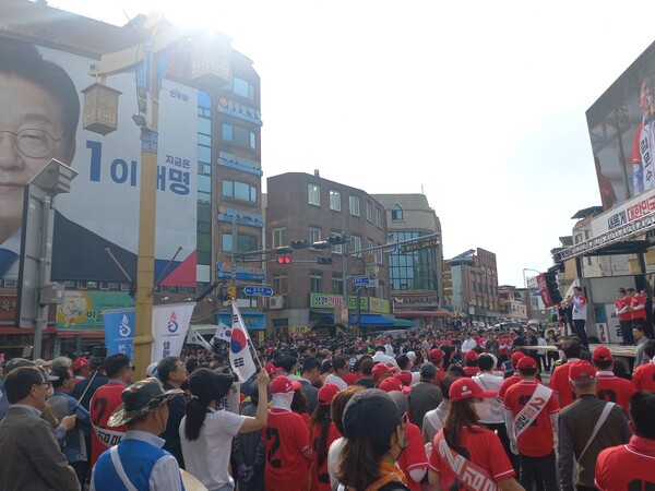 밀양시 내일동 옛 밀양관아 앞 유세에 나선 김문수 후보가 단상 맞은편 건물에 붙어있는 이재명 더불어민주당 후보의 대형 걸개그림을 가리키며 상대후보 비하발언을 퍼부었다. /이일균 기자