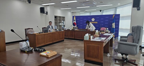 14일 오전 사천시의회 행정관광위원회가 국민의힘 시의원들이 자리를 비워 열리지 못하고 있다. /최동환 사천시의원