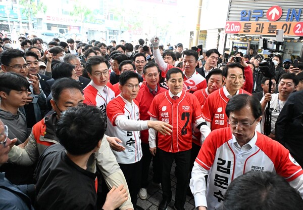 김문수 국민의힘 대통령 후보가 14일 진주시 중앙시장에서 유권자들을 만나고 있다. /김구연 기자 sajin@idomin.com