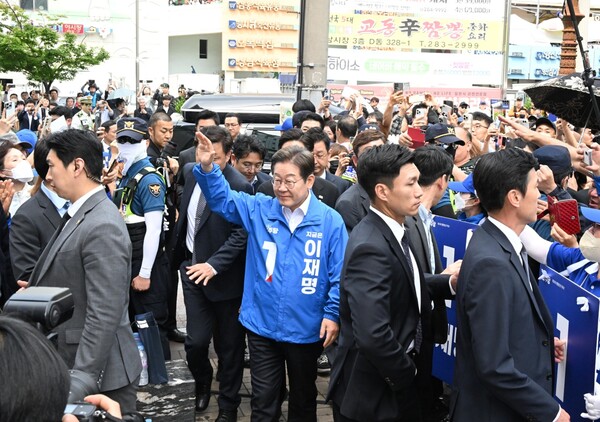 이재명 더불어민주당 대통령 후보가 14일 창원시 성산구 상남분수광장에서 거리연설을 하기 입장하고 있다. /김구연 기자 sajin@idomin.com