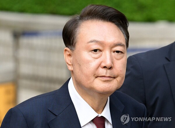 윤석열 전 대통령이 12일 서울 서초구 중앙지방법원에서 열린 내란 우두머리 혐의, 직권남용 권리행사방해 혐의 사건 3차 공판을 마친 뒤 법정을 나서고 있다.  /연합뉴스