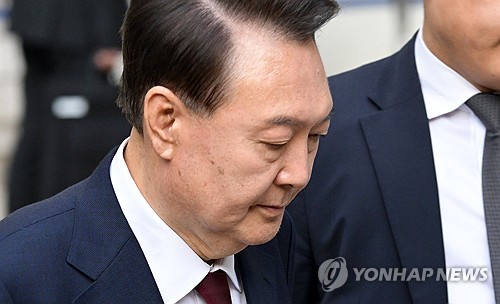 윤석열 전 대통령이 12일 서울 서초구 중앙지방법원에서 열린 내란 수괴 혐의, 직권남용 권리행사방해 혐의 사건 3차 공판을 마친 뒤 법정을 나서고 있다. /연합뉴스